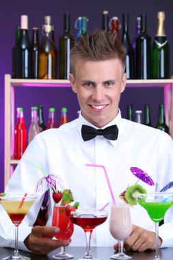 yakışıklı ile farklı kokteyller kokteyl bar, barmen portresi
