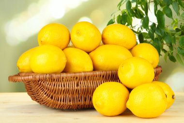 parlak zemin üzerinde tablo hasır sepet içinde olgunlaşmış limon