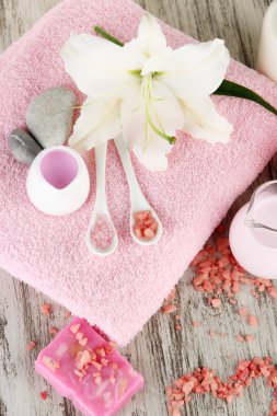 ahşap masa yakın çekim yapma lily ile güzel bir spa ayarı