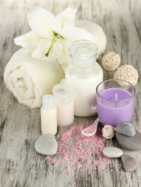 ahşap masa yakın çekim yapma lily ile güzel bir spa ayarı