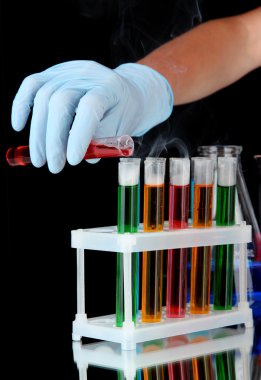 laboratuvar test tüpleri siyah arka plan üzerine