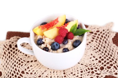 yulaf ezmesi Kupası beyaz izole peçete üzerinde çilek ile