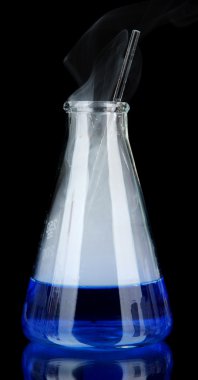 siyah arka plan üzerine laboratuvar deney