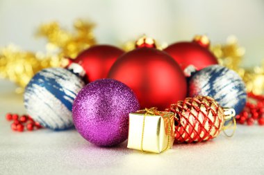 gri arka plan üzerinde Noel süsleri