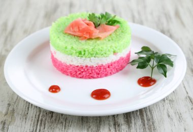 ahşap masa üzerinde plaka üzerinde renkli pirinç