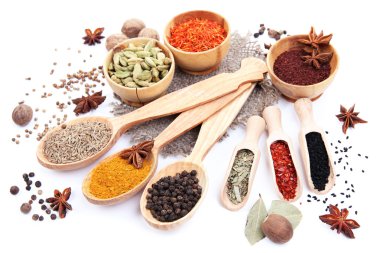 çeşitli baharatlar ve otlar üzerinde beyaz izole