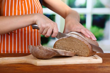 pencere arka plan üzerinde ahşap masa ahşap tahta üzerinde ekmek kesme