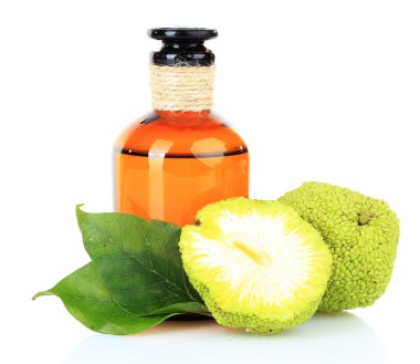 Osage turuncu meyveler (maclura pomifera) ve ilaç şişesi, üzerinde beyaz izole