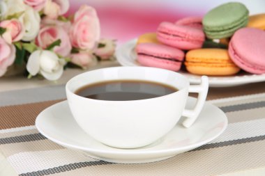 kahve ve açık renkli tablo üzerinde macaroons