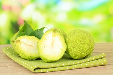 Osage turuncu meyveler (maclura pomifera), doğa zemin üzerine ahşap tablo