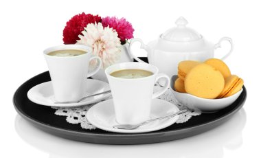 Kahve üzerine beyaz izole tepsi