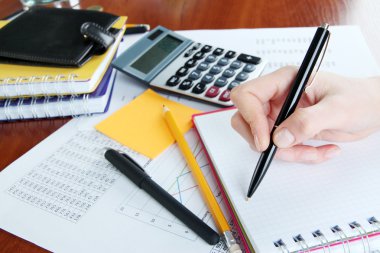 kadın el ile worktable zemin üzerine kalem
