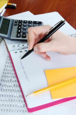 kadın el ile worktable zemin üzerine kalem
