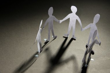 sosyal ağ kavramı koyu arka plan üzerinde kağıt insanlar