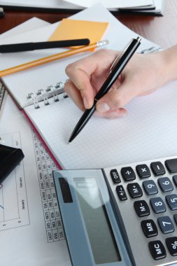kadın el ile worktable zemin üzerine kalem