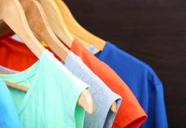 Daire askı koyu arka plan üzerinde elbise