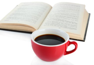fincan kahve ve üzerinde beyaz izole kitap