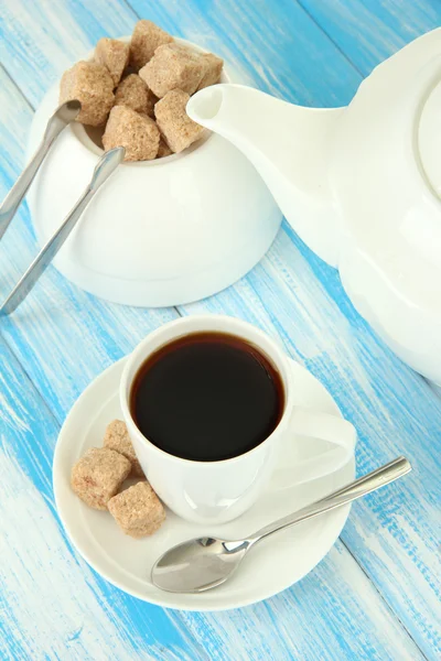 Cangkir kopi, teko dan gula-mangkuk pada warna latar belakang kayu — Stok Foto
