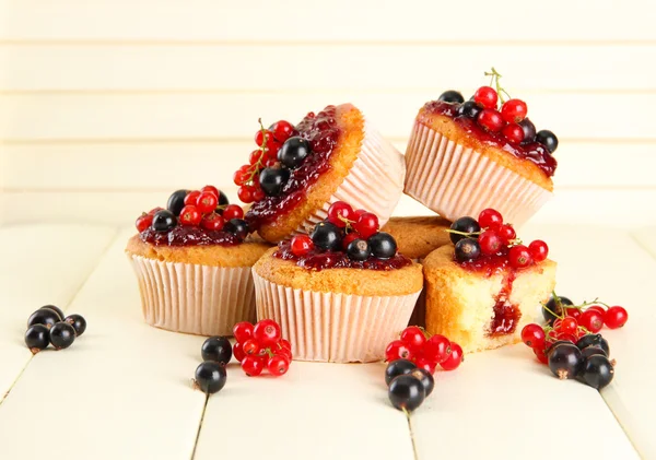 Muffins savoureux aux baies sur table en bois blanc — Photo