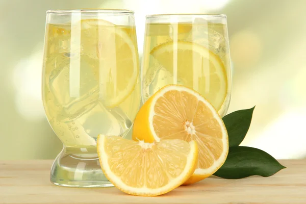 Açık renkli masaya lezzetli limonata — Stok fotoğraf