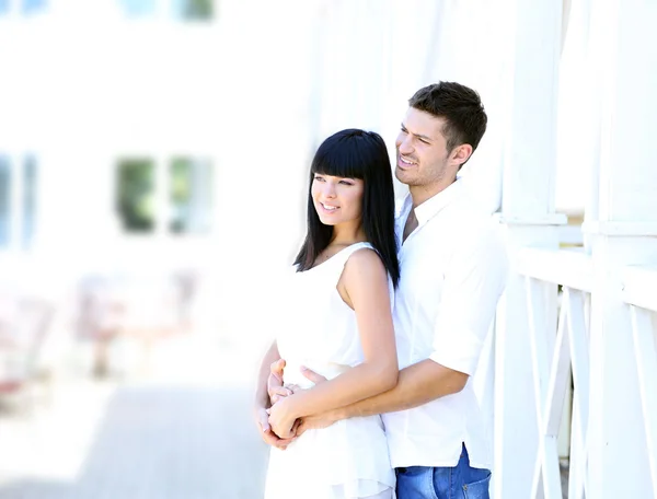 Beau jeune couple romantique, en plein air — Photo