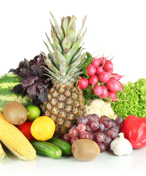 Olika frukter och grönsaker isolerad på vit — Stockfoto