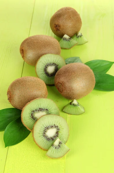 Ripe kiwi on green wooden table close-up — Stock Photo, Image