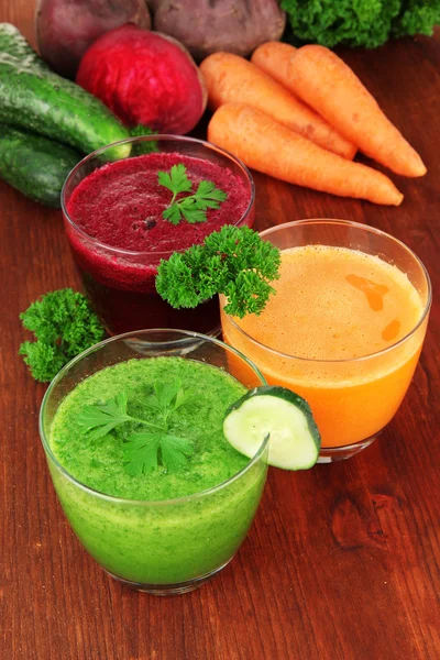 Jugos de verduras frescas en primer plano de la mesa —  Fotos de Stock