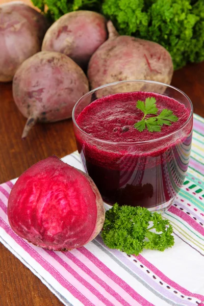 Fresh juice of beets on table close-up — Stock Photo, Image