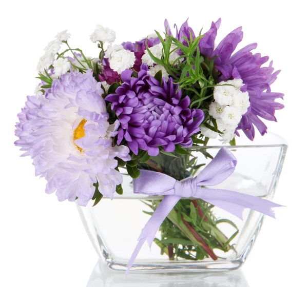 Hermoso ramo de flores brillantes en jarrón de vidrio, aislado en blanco —  Fotos de Stock