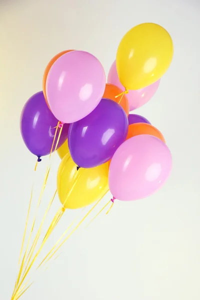 Kleurrijke ballonnen op kleur achtergrond — Stockfoto