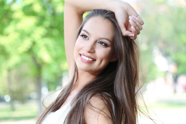 Hermosa mujer joven en el parque de verano — Foto de Stock