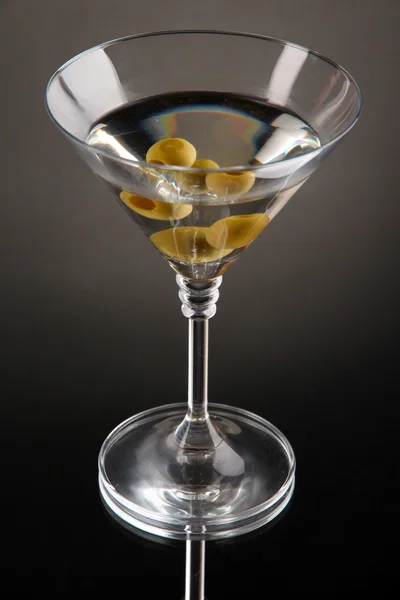 Martini z zielonych oliwek na szarym tle — Zdjęcie stockowe