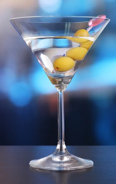 Martini with green olives on table in bar — Stock Photo, Image