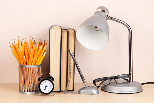 Tischlampe mit Büchern auf dem Schreibtisch im Zimmer — Stockfoto