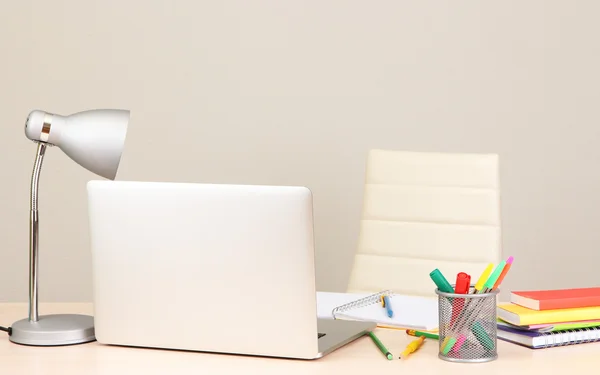 Posto di lavoro a casa con computer, da vicino — Foto Stock