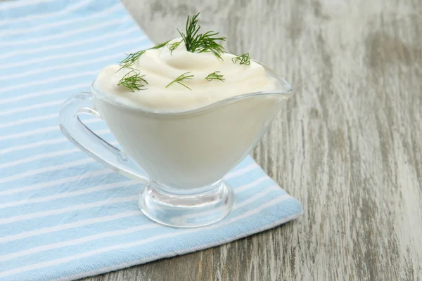 Saure Sahne auf dem Tisch in Großaufnahme — Stockfoto