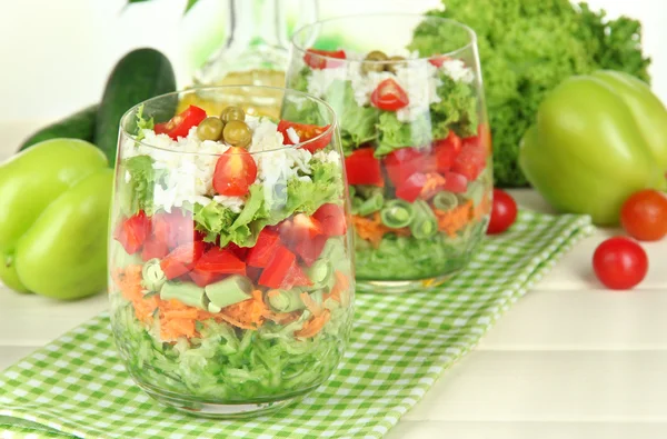 Вкусный салат из свежих овощей на деревянном столе — стоковое фото