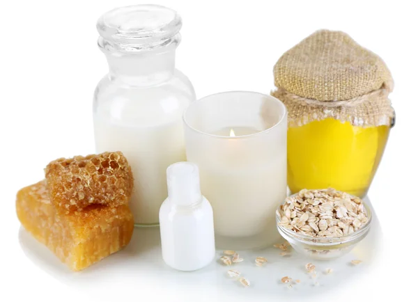 Miel y leche spa con aceites y miel aislados en blanco — Foto de Stock