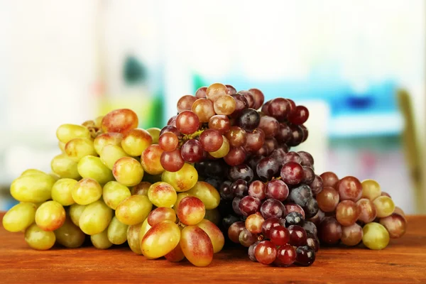 Fresh grape,on wooden table, on bright background — Stock Photo, Image