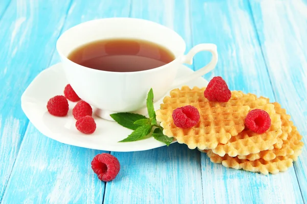 Taza de té con galletas y frambuesas en primer plano de la mesa — Foto de Stock