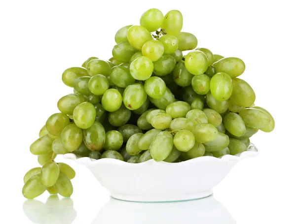Maturare uve verdi su piastra isolata su bianco — Foto Stock