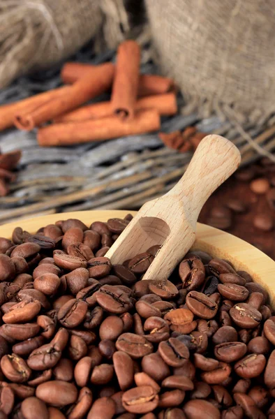 Kaffebönor i skål på trä bakgrund — Stockfoto