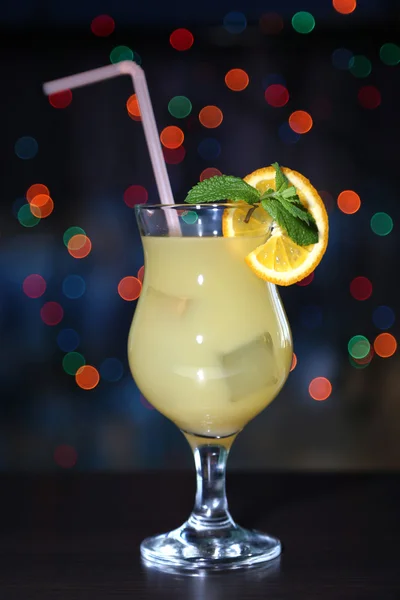 Smakelijke cocktail op lichte achtergrond — Stockfoto