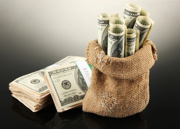 Χρήματα στην τσάντα σε σκούρο φόντο — Φωτογραφία Αρχείου