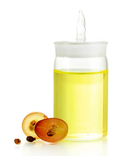 Mogna skivade druva och grapeseed olja, isolerad på vit — Stockfoto