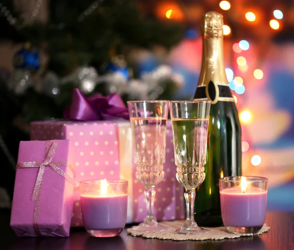 香槟及礼品在明亮的背景上的眼镜 — 图库照片