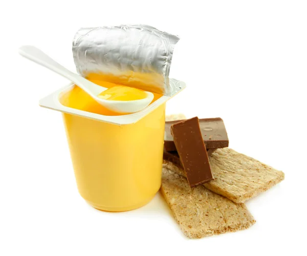 Smaczny jogurt w otwartych plastikowy kubek na białym tle — Zdjęcie stockowe