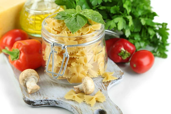 Massa com óleo, queijo e legumes isolados sobre branco — Fotografia de Stock