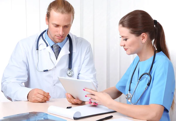 Ärzteteam bei Besprechung im Amt — Stockfoto